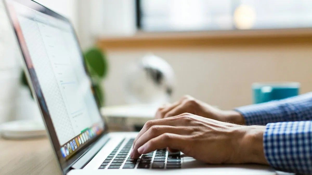 Kurumsal E-posta Adresi Neden Ücretsiz Adreslerden Daha Güvenilir?