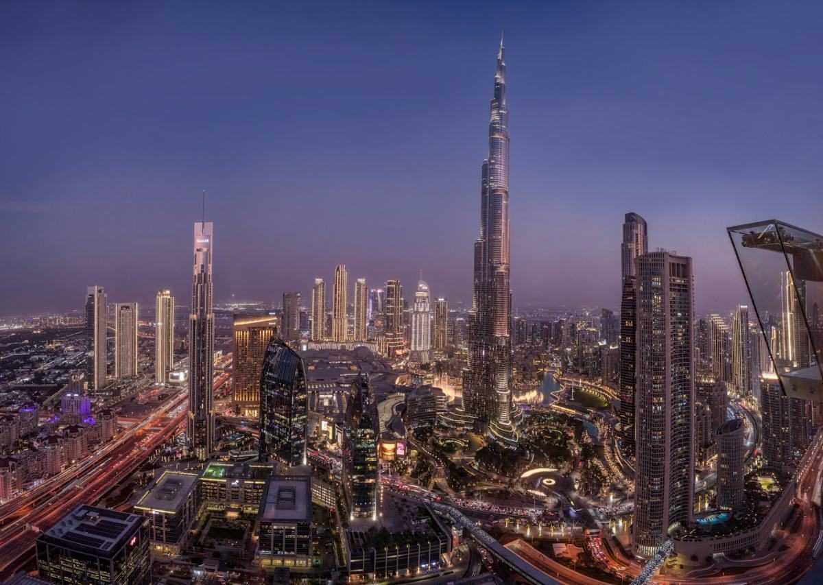 Mavi saatte Burj Khalifa ve Dubai şehir merkezi