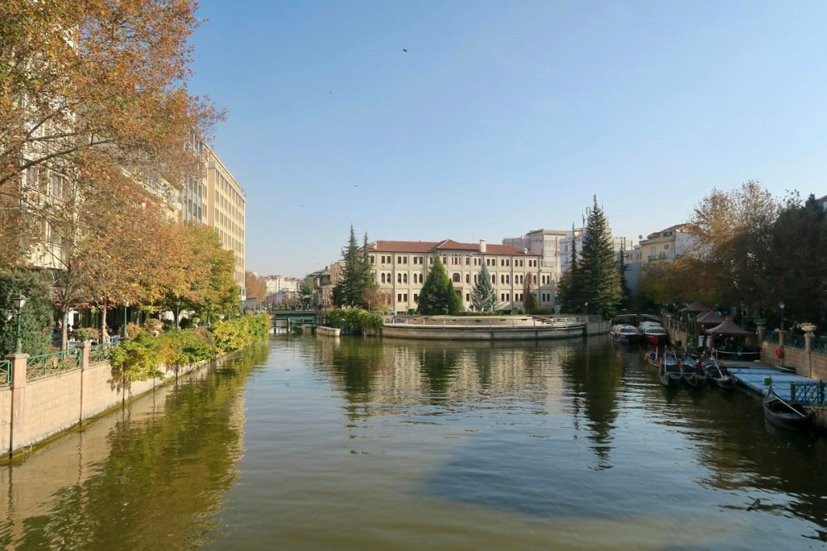 Eskişehir'de Porsuk Çayı ve kıyısındaki tarihi binalar